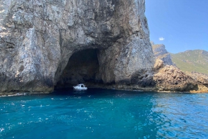 Trapani: Ilha de Marettimo e passeio de barco pelas cavernas marinhas com almoço