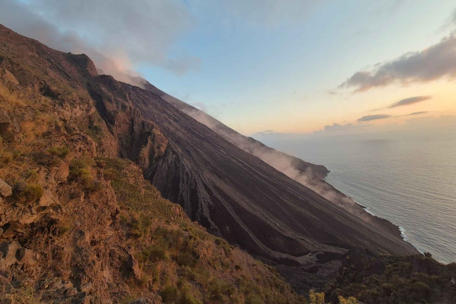 Caminhada às crateras do Stromboli ao pôr do sol