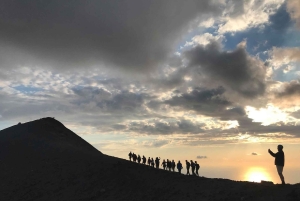 Caminhada às crateras do Stromboli ao pôr do sol