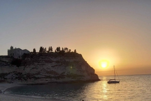 Tropea: Aperitiff i solnedgangen på en seilbåt