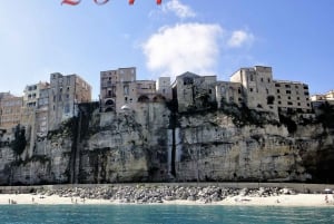 Tropea: Excursión en barco por la Costa degli Dei al atardecer con baño
