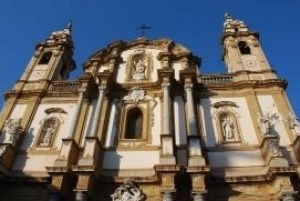 Walking Tour and typical Lunch in a private charming home