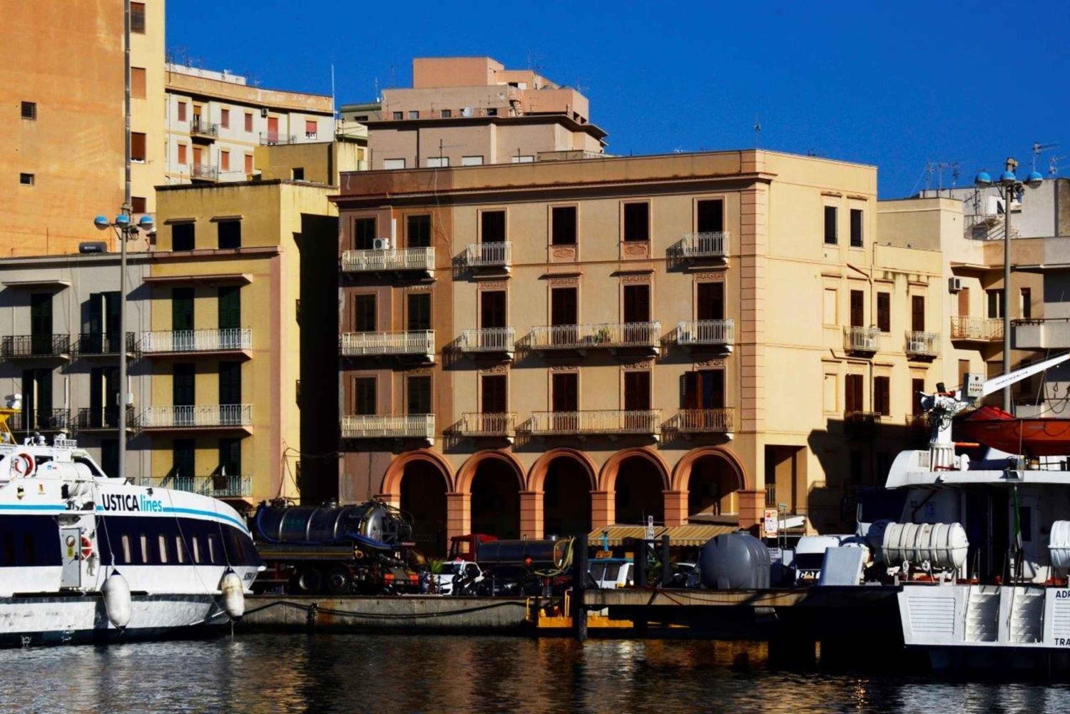 Viinin ja tonnikalatuotteiden maistelu