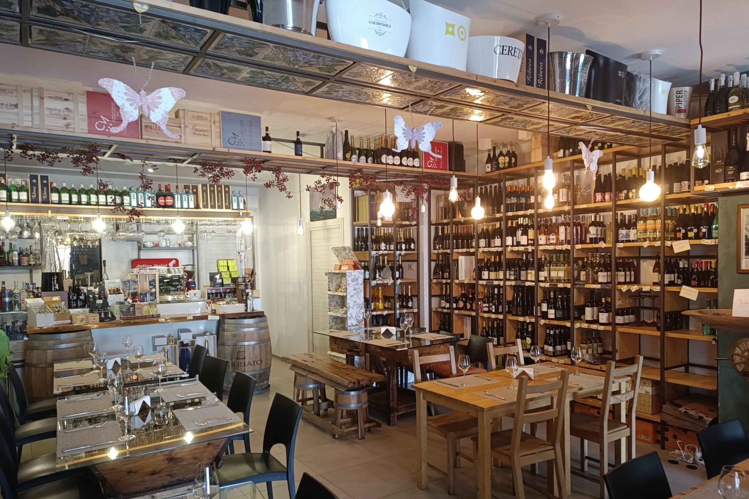 Viinin ja tonnikalatuotteiden maistelu