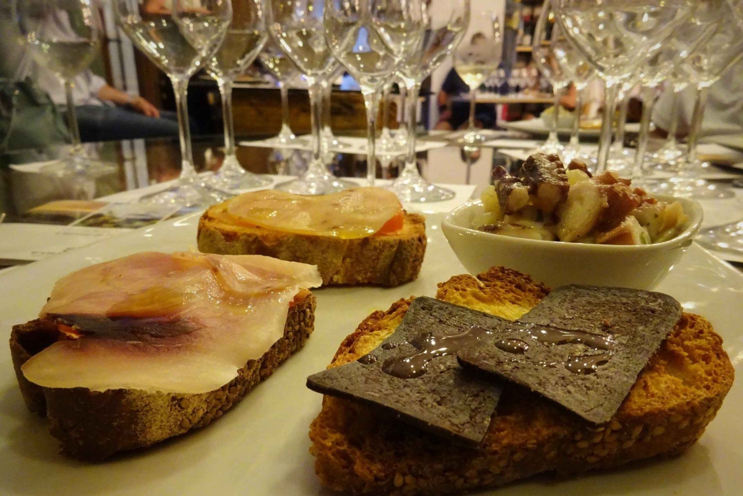 Viinin ja tonnikalatuotteiden maistelu