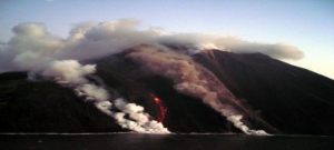 Stromboli, fire slide, by Dr. Boris Behncke