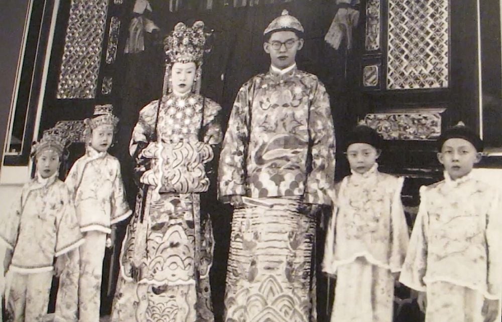 A Peranakan family with their traditional attire