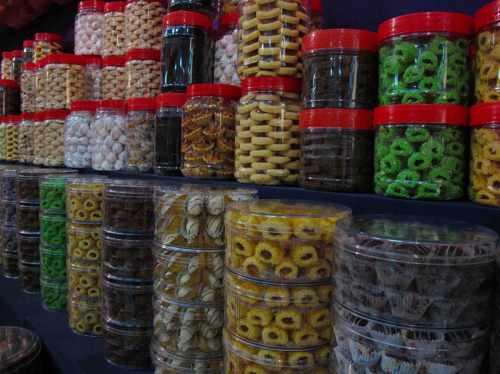 Delicious Hari Raya cookies are on sale throughout the entire bazaar in Geylang. 
