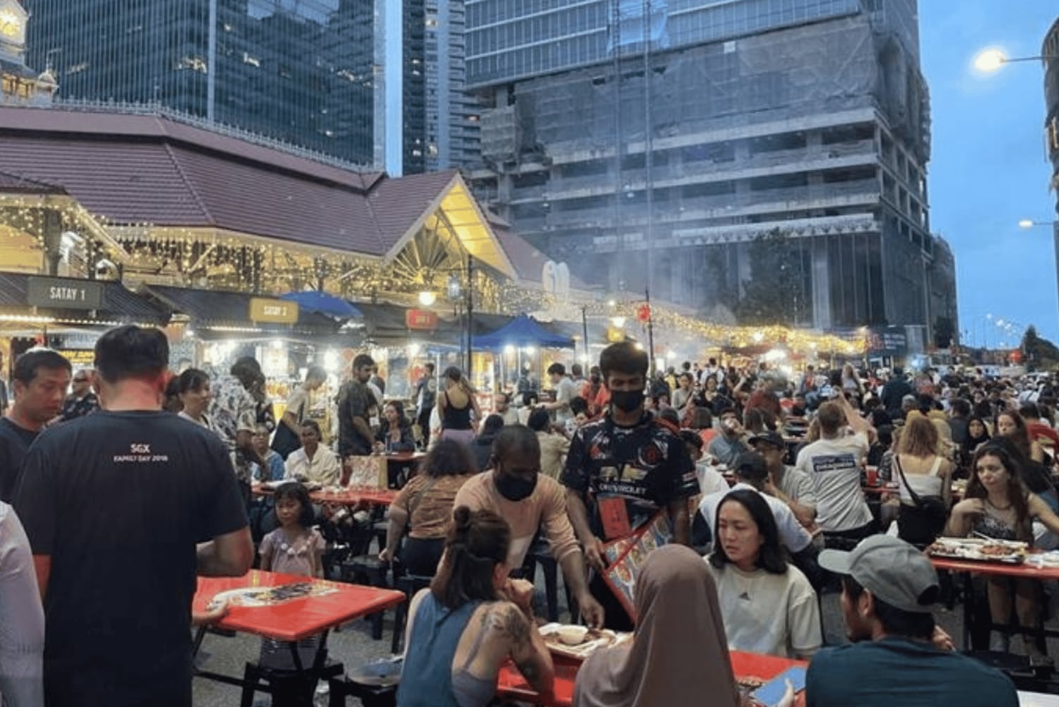 Tour nocturno con firma: Paseo por el puerto deportivo con degustación de comida