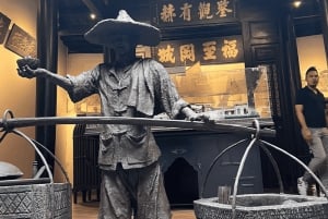 Tour nocturno con firma: Paseo por el puerto deportivo con degustación de comida