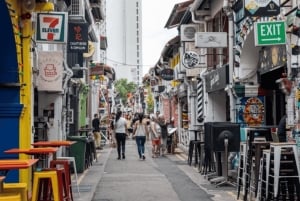 Singapore: Bugis & Kampong Glam Walking Tour with Snacks