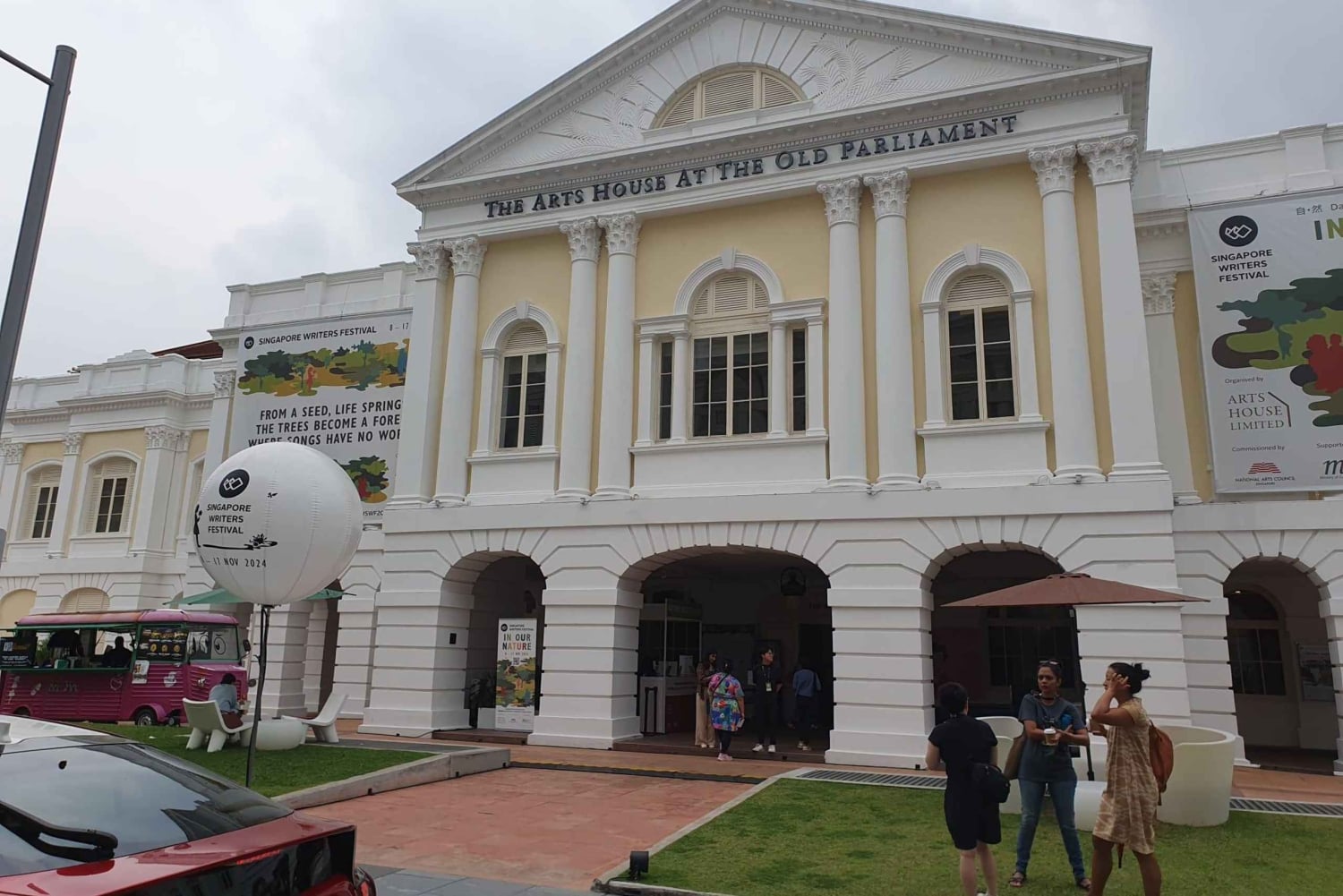 Singapore: Walking City Tour with Local Tourist Guide