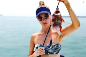 Pesca in barca nelle isole meridionali di Singapore