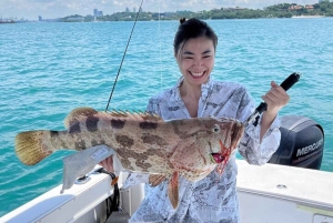 Pesca in barca nelle isole meridionali di Singapore