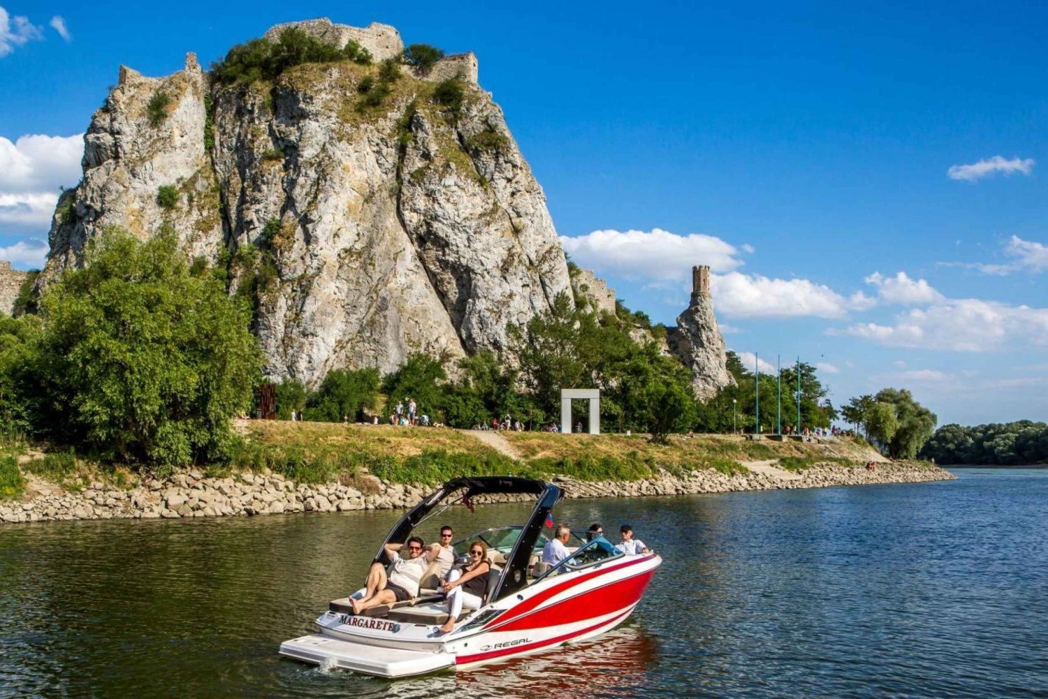 Bratislava med privat motorbåt
