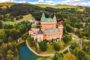 Bratislava: Čičmany, Palazzo di Bojnice e tour di un giorno sui Tatra alti