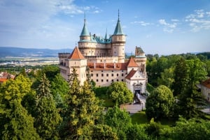 Bratislava: Čičmany, Palazzo di Bojnice e tour di un giorno sui Tatra alti