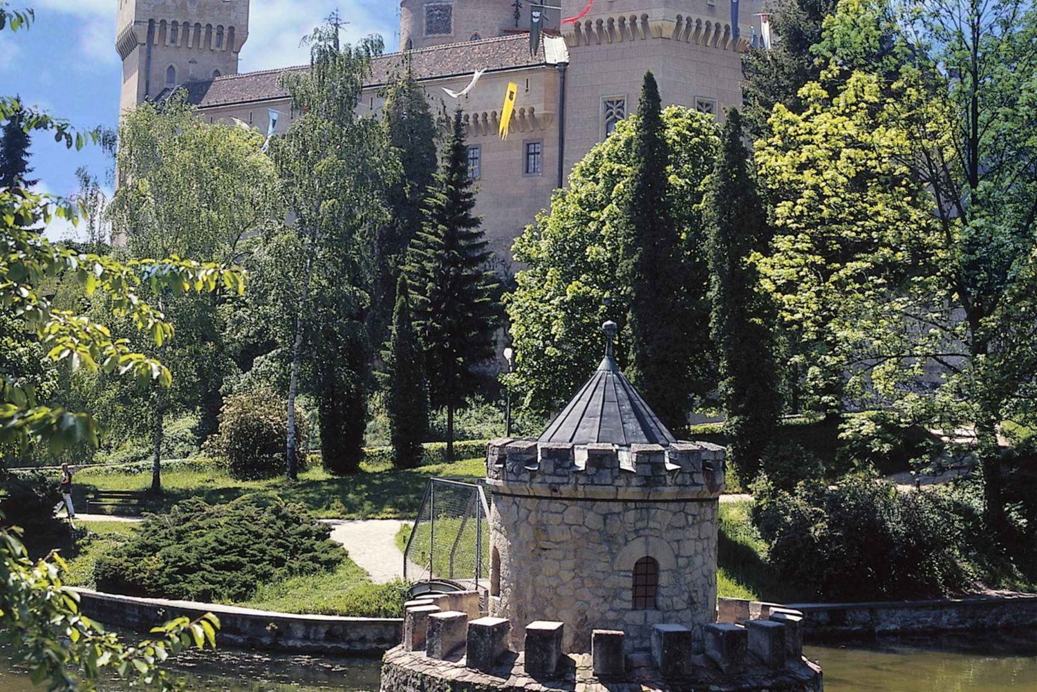 Bratislava (dagstur): Bojnice Slot, Čičmany, Aphrodite Spa