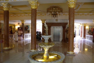 Bratislava (dagstur): Bojnice Slot, Čičmany, Aphrodite Spa