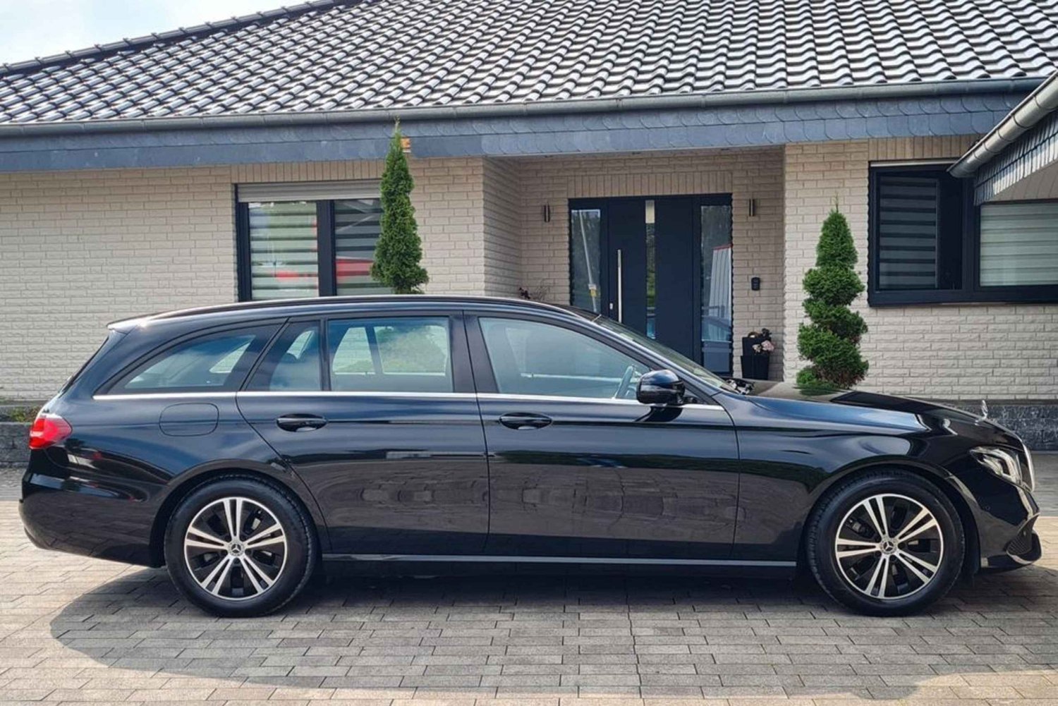 Budapest: Private Transfer to Vienna with Stops + tickets