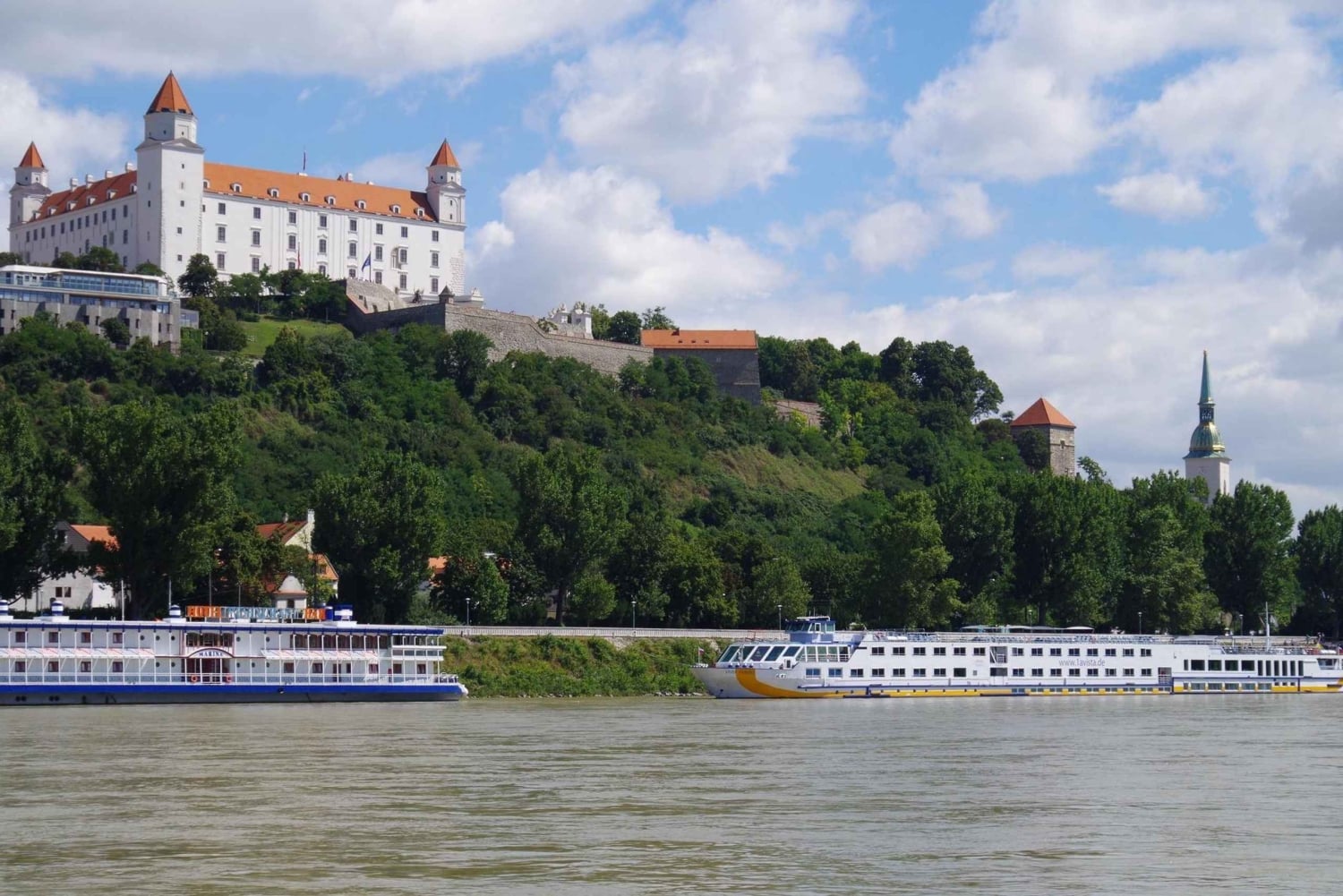 Châteaux, Čičmany et Bratislava