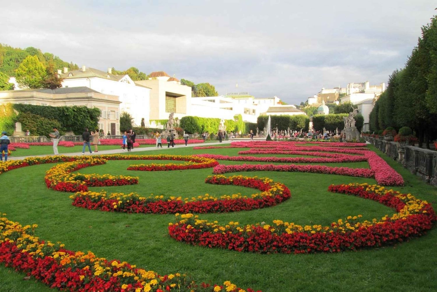 Durnstein, Melk, Salzburgo, Traunsee e o Red Bull Hangar 7