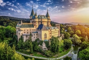 Vanuit Bratislava: Kasteel Bojnice & Čičmany (Dagtocht)
