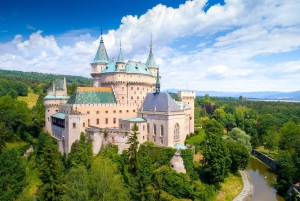 Vanuit Bratislava: Kasteel Bojnice & Čičmany (Dagtocht)