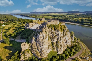 Vanuit Bratislava: rondleiding van een dag langs kastelen, natuur en cultuur