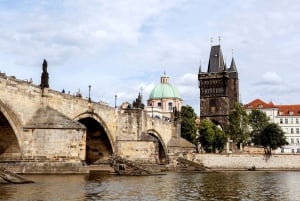 Prague: Full-Day Sightseeing Tour with Cruise and Lunch