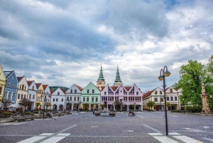 Viena: excursión de 1 día al castillo de Červený Kameň, Čičmany y Trenčín
