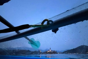Bled: Tour guidato in un kayak trasparente