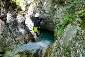 Bovec: Aloittelijan Canyoning opastettu kokemus Frataricassa: Aloittelijan Canyoning opastettu kokemus Frataricassa