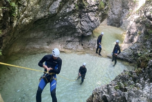 Bovec: Mittelschwere Canyoning-Tour in Fratarica + Foto