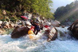 Bovec：インストラクターとギア付きのソカ川でのパックラフティングツアー