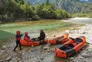 Bovec：インストラクターとギア付きのソカ川でのパックラフティングツアー