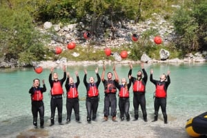 Bovec: Raftingeventyr på Soča-elven med hotelltransport