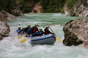 Bovec: Soča-joen koskenlaskuseikkailu valokuvineen ja juomineen