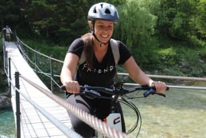 Passeio de bicicleta elétrica até a garganta da Grande Soča e o bosque aquático de Šunik