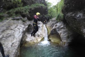 Bovecista: Sočan laaksossa: Puolipäiväinen Canyoning-retki