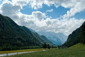 Ljubljanasta: Logarin laakso ja Solčavan panoraamatie.
