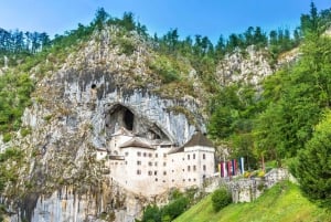 Vanuit Ljubljana: Postojna grot, Predjama kasteel en het meer van Bled