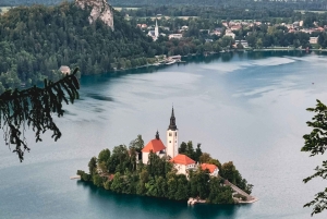 ザグレブ発：リュブリャナ、ブレッド湖と城のプライベートツアー