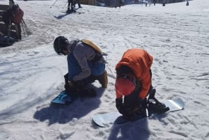 ヴォーゲル・スキーセンターでインストラクターと一緒にスノーボードをお楽しみください