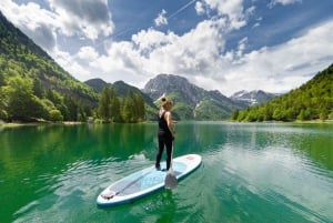 Excursion d'une demi-journée en Stand-up Paddle Boarding (SUP) sur le lac Predil