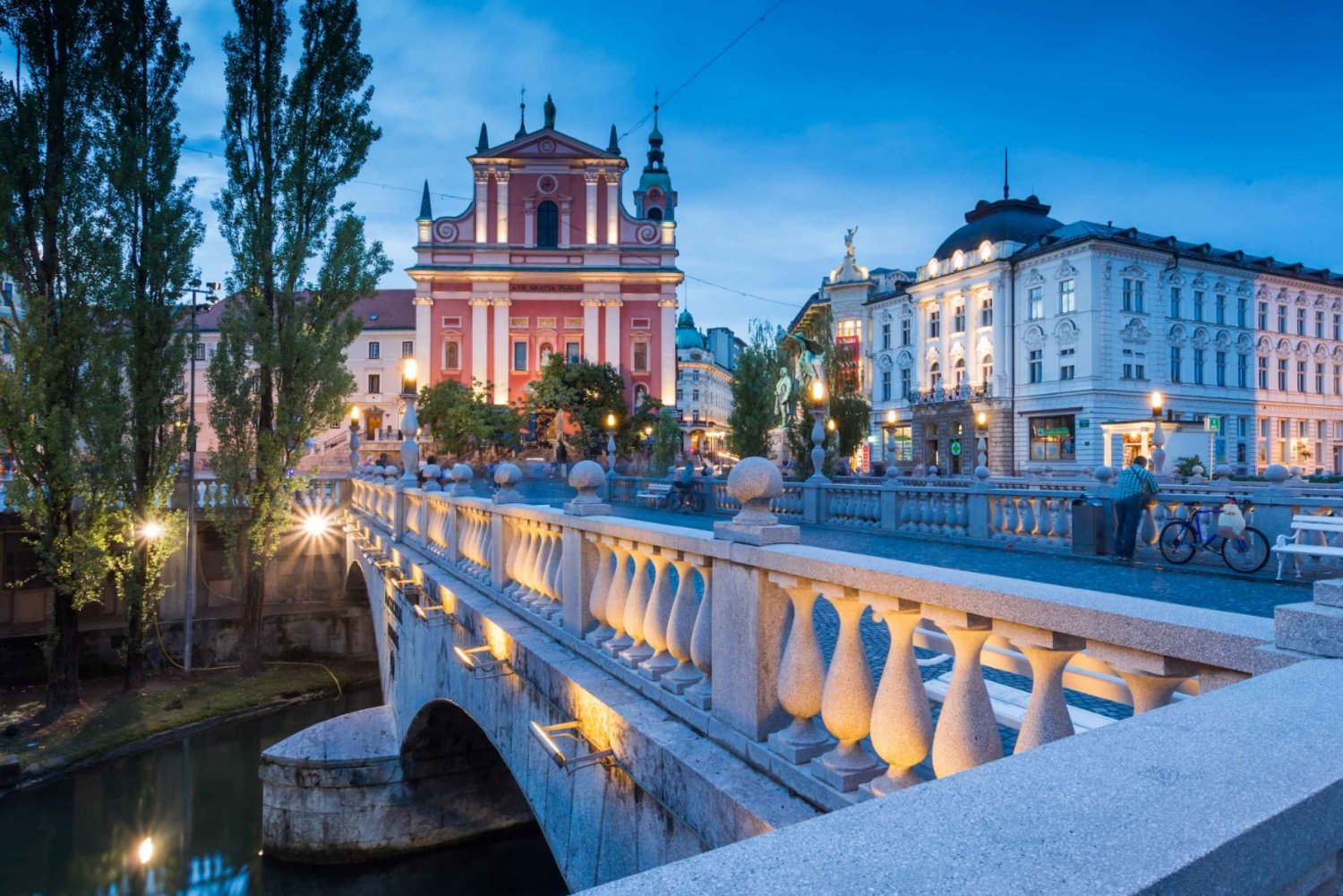 Ljubljana: Private City Walking Tour with Food Tasting