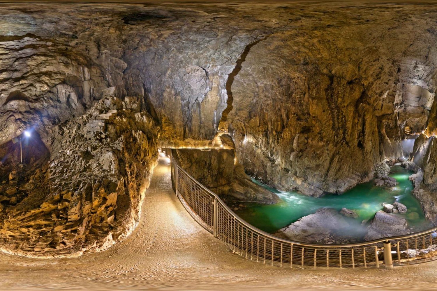 Yeguada Lipica y Cuevas de Škocjan desde Koper