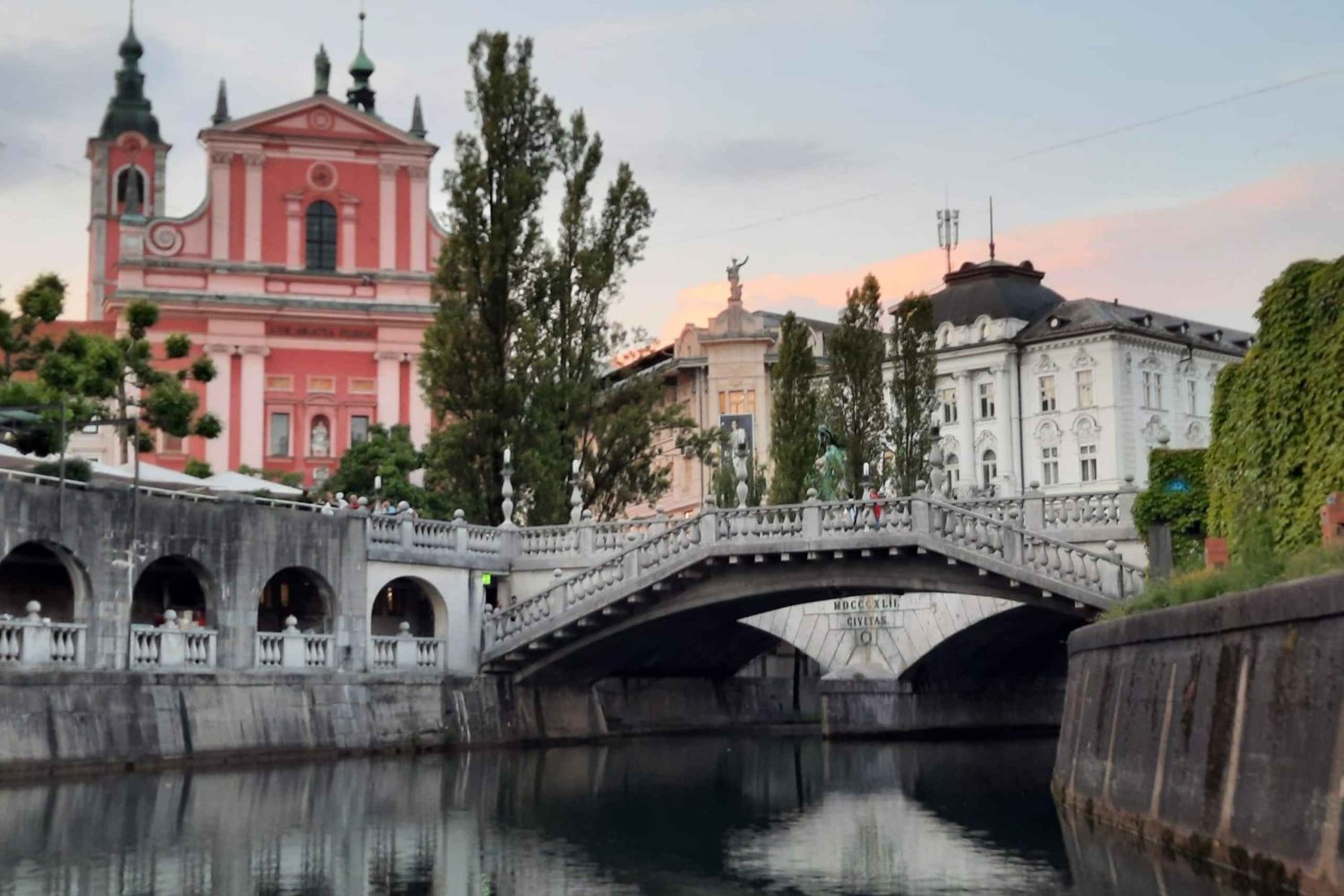 Ljubljana: Old Town Guided Walking Tour in French