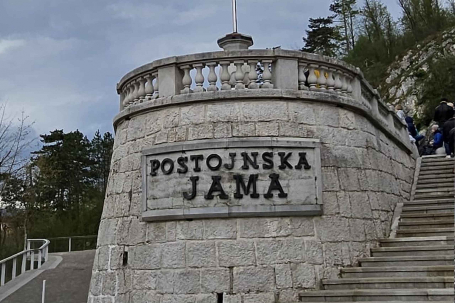 Ljubljana til Postojna-grotten,Predjama-slottet og Postojna-parken