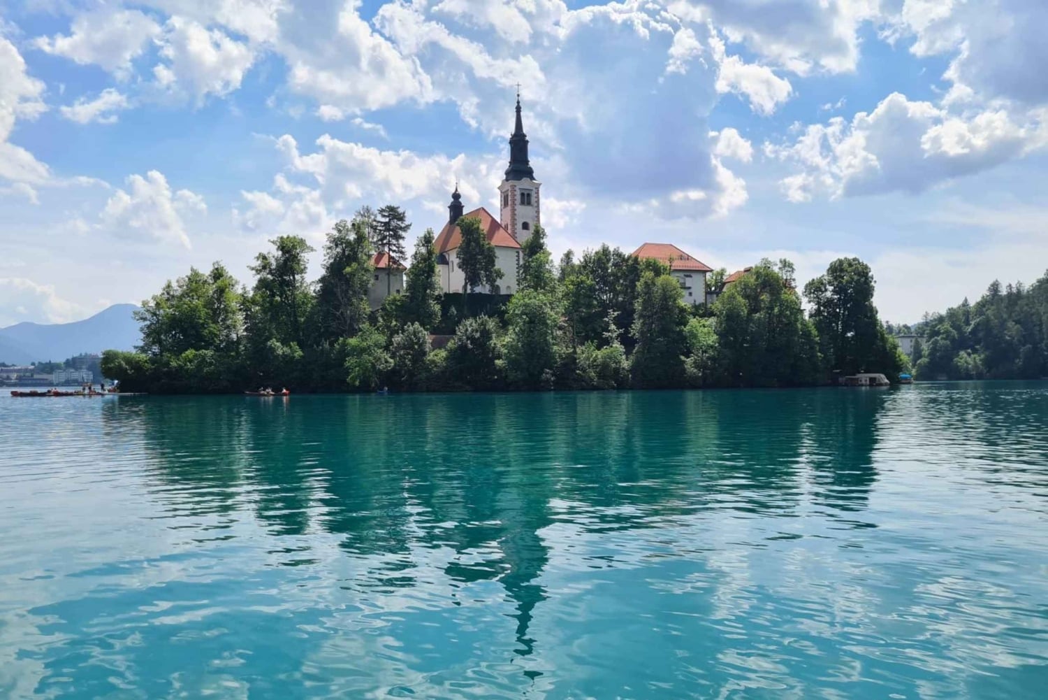 Pletna Boat Ride to Bled Island with Dessert & Guide